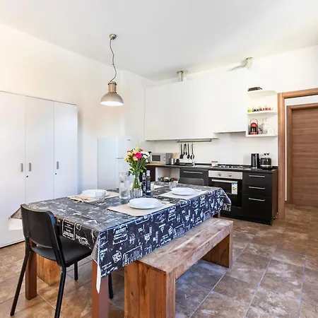 Holidays In Via Bono 57 דירה *